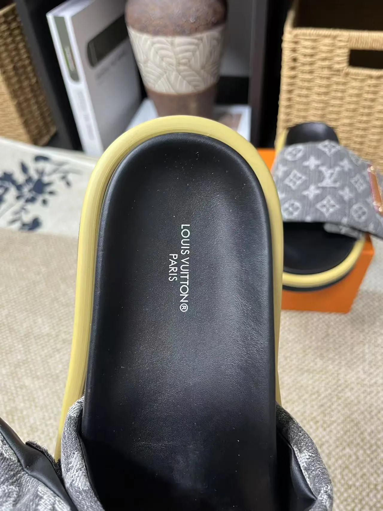 P340 yuan LV Louis Vuitton Full of high-end feel! A popular model among bloggers at home and abroad, it’s retro and fashionable, and looks stunning on your feet! Mainly recommended model on the official website★ ━━━━━ ЅᏇєєt ━━━━━ ▪️Upper: original calfskin ➕5D printing process ▪️Inner: imported mixed sheepskin ▪️Outsole: original molded foam outsole ▪️Size: Female 35-40 Men's 39-44 (women's 41 men's 45)